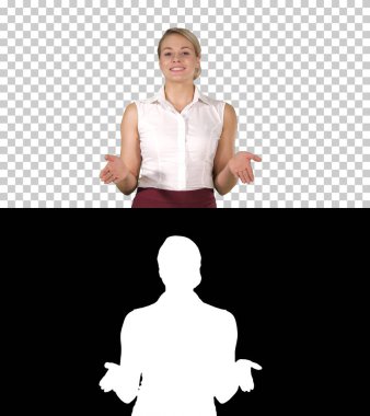 Neşeli, genç, güzel bir kadın, walki yaparken kameraya konuşuyor.