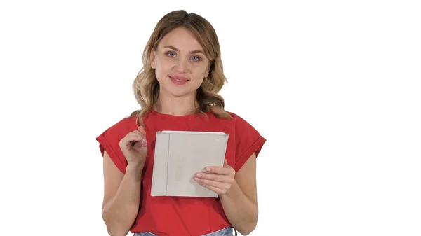 Femeia zâmbitoare cu calculator tabletă care prezintă pagini de cotitură pe w — Fotografie, imagine de stoc