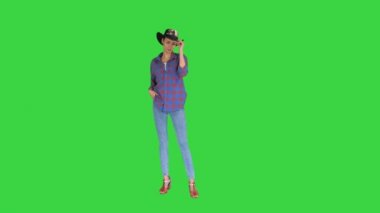 Amerikan Kadın Kovboy Kız Yeşil Ekranda Kameraya Poz Veriyor, Chroma Key.
