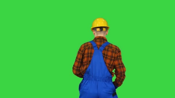 Pekerja konstruksi helm menari di Green Screen, Chroma Key. — Stok Video