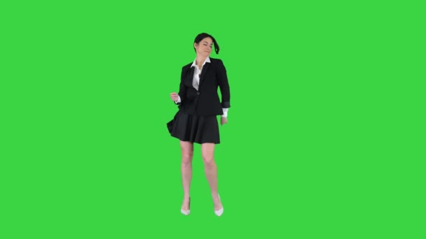 Brünette Schulmädchen tanzen auf einem grünen Bildschirm, Chroma Key. — Stockvideo