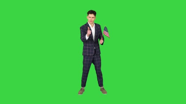 Agitator з американським прапором закликає голосувати на зеленому екрані, Chroma Key. — стокове відео