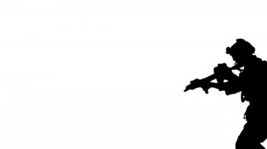 Yürüyen korucu saldırı tüfeğiyle Alfa Kanalı 'na nişan aldı.