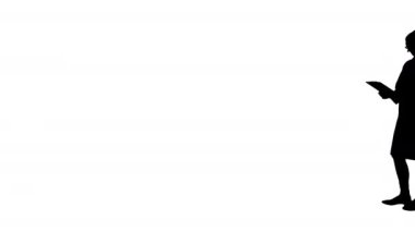 Siluet kadın kıdemli terapist elinde bir tabletle yürüyor..