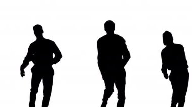 Siluet. Beyaz tişörtlü üç gülen adam kameraya bakarak senkronize dans ediyorlar..