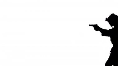 Alfa Kanalı 'nda yürüyen ve silahla nişan alan bir asker.