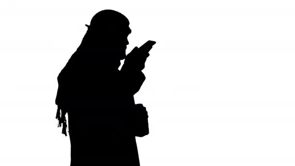 Аравійський бізнесмен записує голосове повідомлення або використовує голосовий цифровий помічник Альфа Канал. — стокове відео