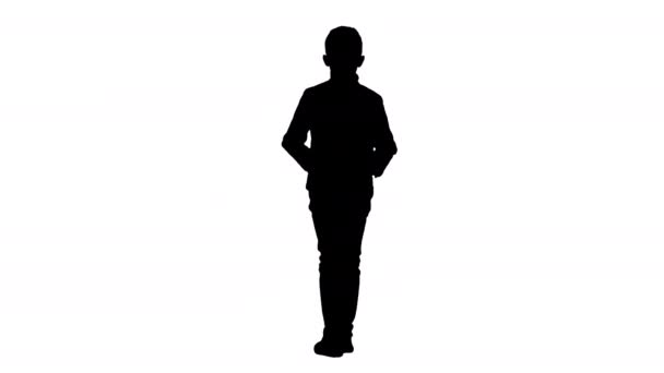 Silueta Mladý chlapec v kožené bundě kráčí s rukama v kapsách. — Stock video