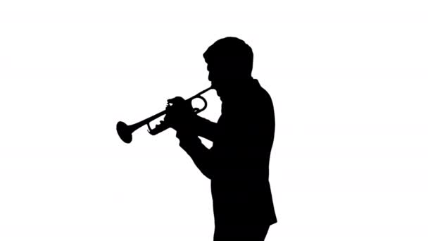 Silhouette Joven de traje tocando una trompeta. — Vídeos de Stock