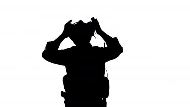 전투를 위해 전술 장비를 준비하는 병사 알파 채널 — 비디오