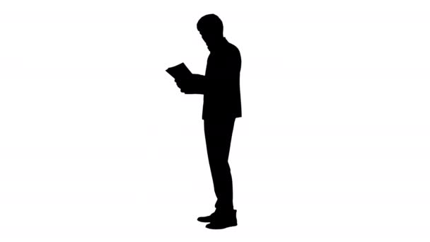 Silhouette Empresario concentrado leyendo documentos o informe. — Vídeo de stock