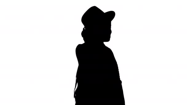 ニットと白い帽子を身に着けているファッショナブルなアフリカ系アメリカ人女性、アルファチャンネル — ストック動画