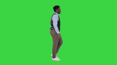 Gözlüklü genç Afrikalı Amerikalı iş adamı Yeşil Ekran 'da güvenle yürüyor, Chroma Key.