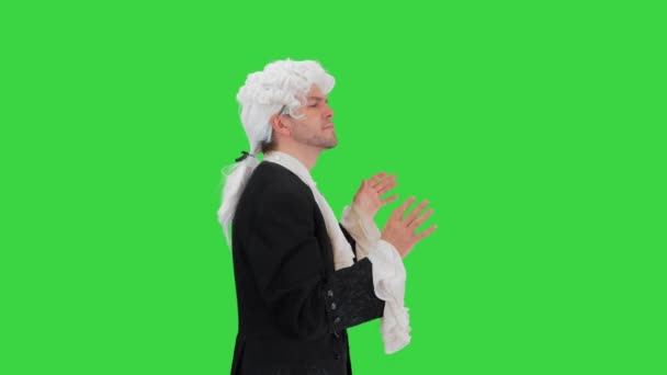 Hombre vestido como Mozart dirigiendo mientras camina en una pantalla verde, Chroma Key. — Vídeos de Stock