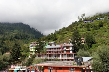 Şehrin Manali görünümüne. Hindistan. Himalayalar