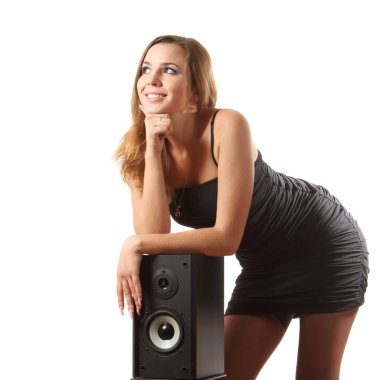 Beyaz izole arka planda bir hoparlör yakınındaki bir genç kız