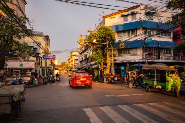 Bangkok Cityscape sokakta insanlarla, Tayland