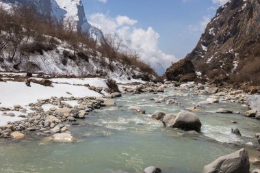 Dağ nehir Merkez kampına Annapurna, Himalayalar, yolda