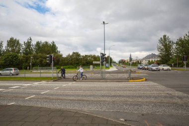 Reykjavik, İzlanda-Temmuz 25: Şehir sokakları 25, 2013 yılında Reykjavik, İzlanda. Yaşadıkları en büyük sokaklarında ülkenin nüfusunun.