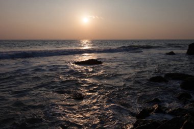 Gün batımında Hint Okyanusu. Varkala. Kerala. Hindistan