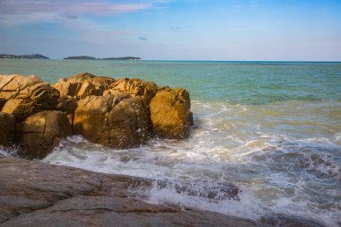 güzel dalgalar üzerinde tropikal ada Samui, Tayland