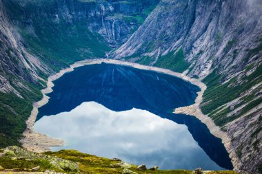 Göl Ringedalsvatnet görünümüne