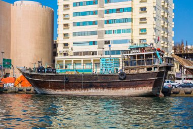 Dubai, Birleşik Arap Emirlikleri-Ocak 20: Geleneksel Abra feribot 20 Ocak 2014 Dubai, Birleşik Arap Emirlikleri. Gemi inşa teknoloji--dan 18. yüzyıl değişmeden.