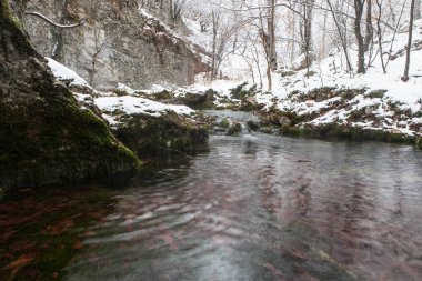 Kırım'karlı Highlands Nehri'nin doğal görünümü
