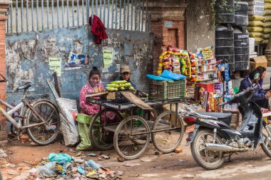 Katmandu, Nepal-Mart 16: Katmandu, Nepal 16 Mart 2015 tarihinde Katmandu sokaklarında. Nepal başkenti sokak hayatı.