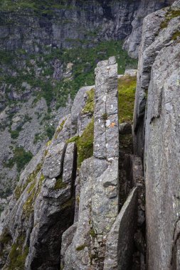 Trolltunga için yolda Norveç dağların güzel manzara