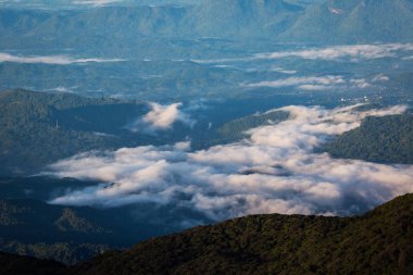 Adam's Peak sri lanka dan güzel dağlarının havadan görünümü