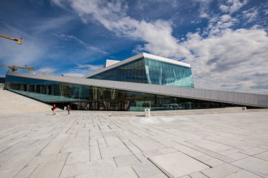 Oslo, Norveç-Temmuz 5: Oslo, Norveç'te Oslo Opera Binası 5 Temmuz 2016. Oslo Opera evinde yaz gün.