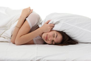 yatakta uyuyan genç kadın