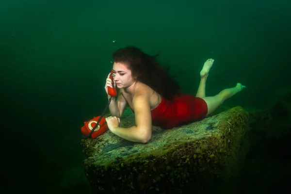 Het Meisje Ligt Bodem Van Het Meer Chatten Telefoon — Stockfoto