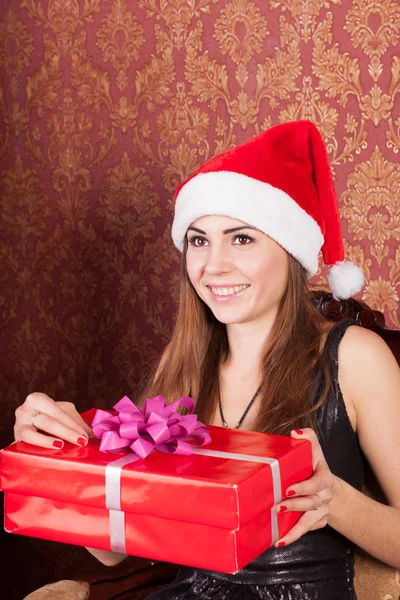Atraktivní Dívka Klobouku Vánoční Otevírá Vánoční Dárek — Stock fotografie
