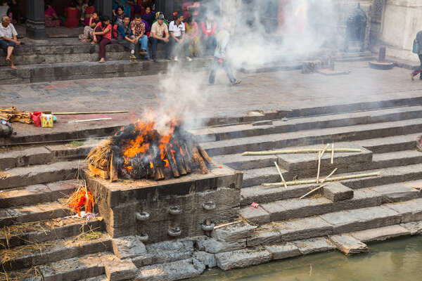 КАТХМАНДУ (НЕПАЛ-АПРЕЛЬ), 25 апреля. Индуистский ритуал кремации в храме Пашупатинатхи
