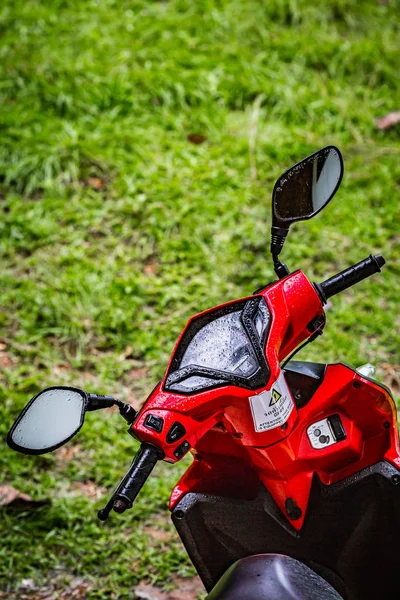 Focus Selettivo Scooter Rosso Sotto Pioggia Thailandia — Foto Stock