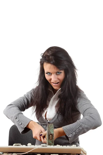 キーボードをハンマーで粉砕怒り女の子 — ストック写真