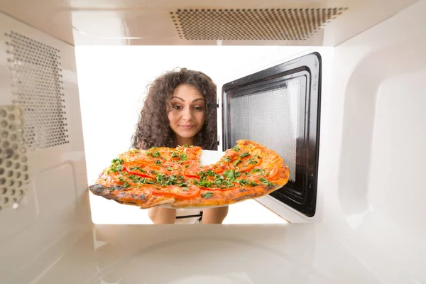 Het Meisje Krijgt Een Pizza Uit Magnetron — Stockfoto