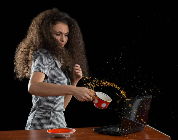 Curly Girl Koffie Gieten Een Laptop — Stockfoto