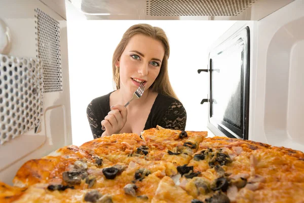 Девушка Смотрит Пиццу Микроволновке — стоковое фото
