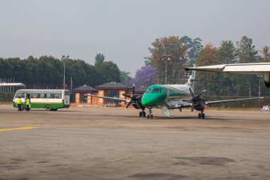 Katmandu, Nepal-Nisan 26: Kathmandu Havaalanı 26, Katmandu, Nepal 2016. Katmandu uçak havaalanında bekle Lukla için uçmak için.