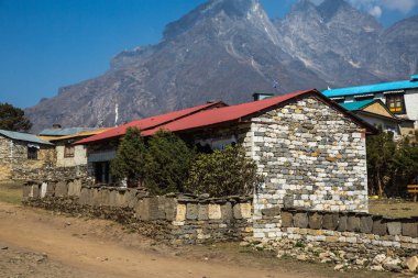 Himalaya köyü Everest Ana kampı için yolda