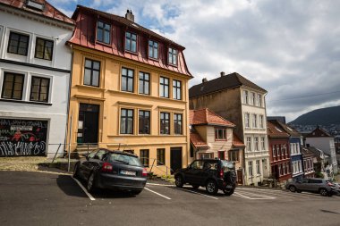 Bergen, Norveç-Temmuz 21: Bergen 21, Bergen, Norveç'te 2016 sokaklarında. Bir sokak Bergen yağmurlu yaz gün.