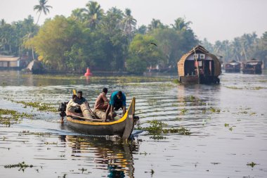 Kochin, Hindistan-Şubat 24: Hindu 24 Şubat 2013 Kochin, Hindistan'da teknede. Hindu git Cochin tekne banliyösünde tarafından