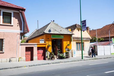 Romanya'nın küçük kasabalarını gündüz gezerken, bina ve mimariye bakış, Romanya 