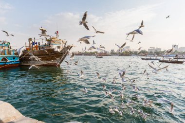 Dubai, Birleşik Arap Emirlikleri-Ocak 18: Geleneksel Abra feribot 18 Ocak 2014 Dubai, Birleşik Arap Emirlikleri. Gemi inşa teknoloji--dan 18. yüzyıl değişmeden.