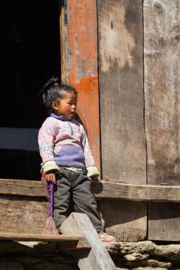 Narchyang, Nepal-Mart 19: Himalayalar insanlar 19, 2015 yılında Narchyang, Nepal. İnsanlar Annapurna Saha Kampı için yolda.