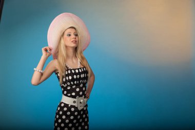 Genç sarışın kız bir plaj tarzda poz