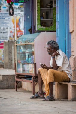 Madurai, Hindistan-Şubat 16: Tüccar Madurai, Hindistan üzerinde 16 Şubat 2013 Hintli şehrin sokakta. Tüccar bir şehir sokak il Tamil Nadu üzerinde